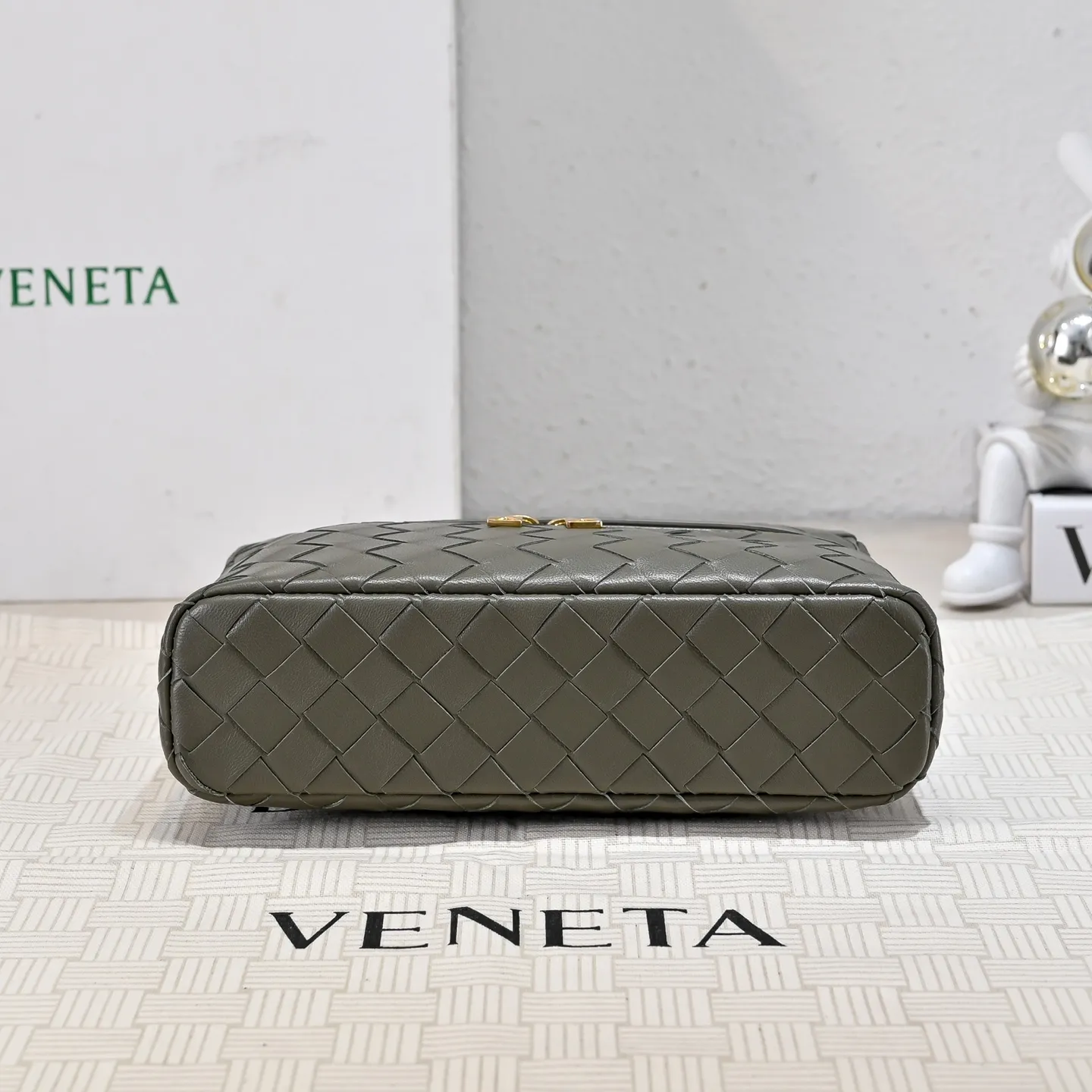 Batch 1360 Bottega Veneta 24 spring and summer woven zipper crossbody bag. A crossbody bag that can be used as a cosmetic bag. The exquisite weaving and compact body are an indispensable accessory for the upcoming summer. The double zipper also better protects the bag. It has a large capacity. If you like it, don’t miss it. Style number: 9109 Size: 22*12.5*5cm